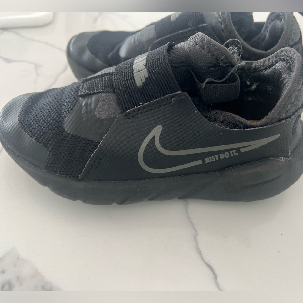 11.5 toddler boys black Nike slip on shoe.